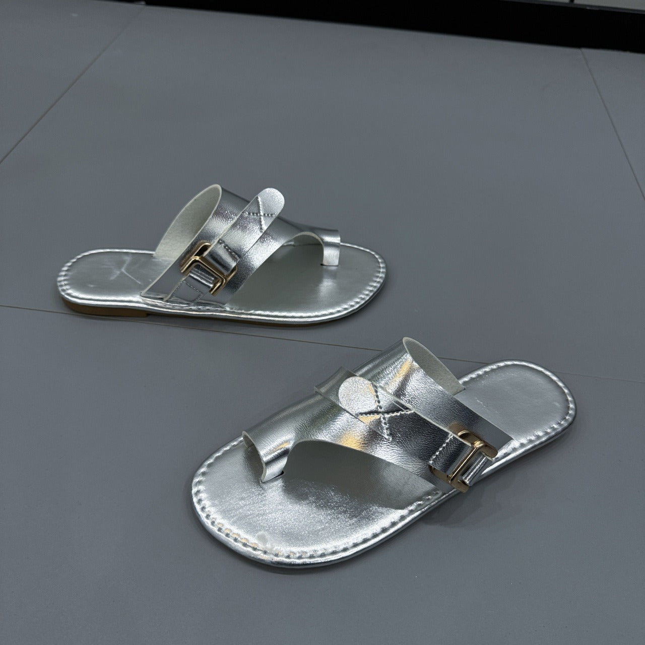 Summer women's shoes with toe covers flat heels and casual women's sandals and slippers