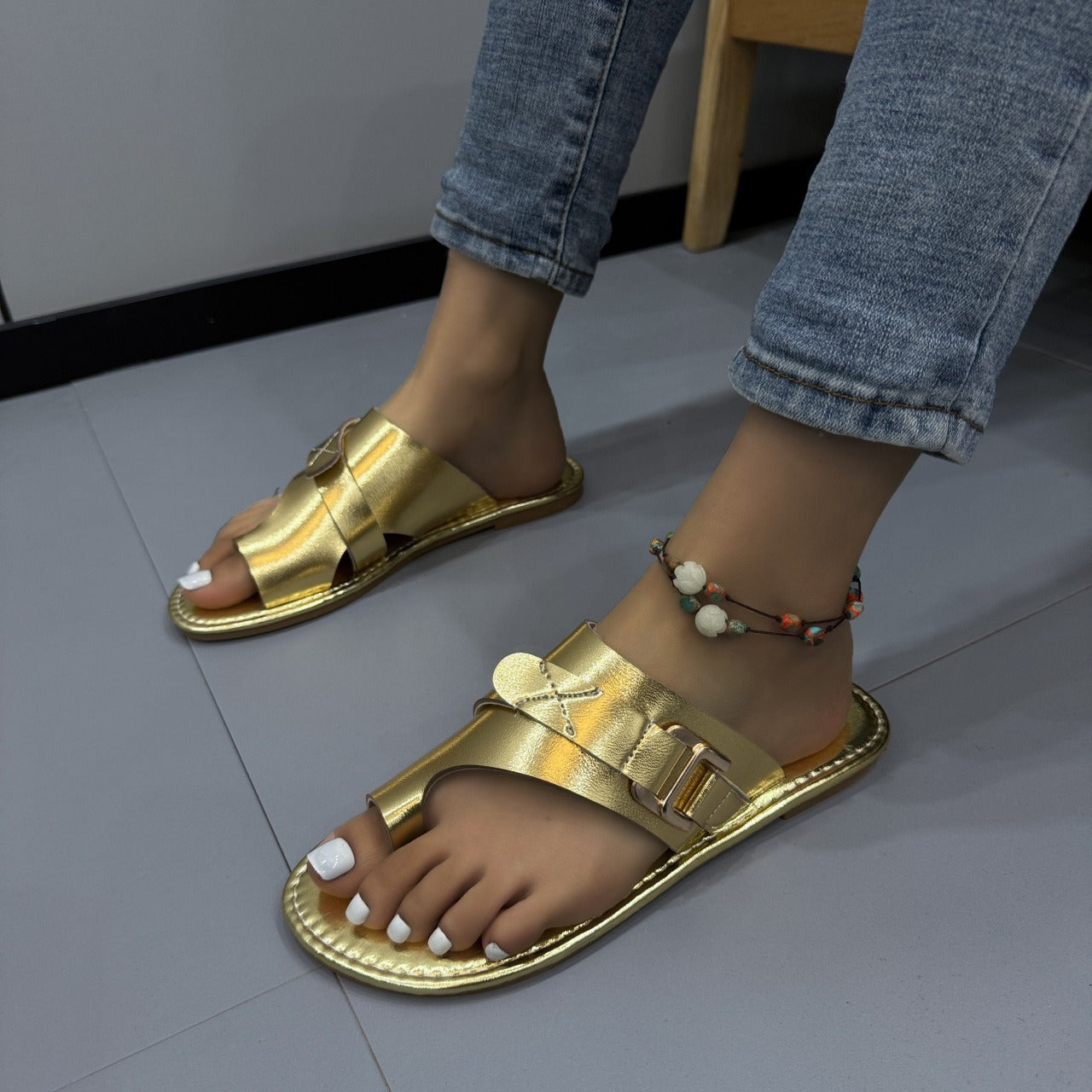 Summer women's shoes with toe covers flat heels and casual women's sandals and slippers
