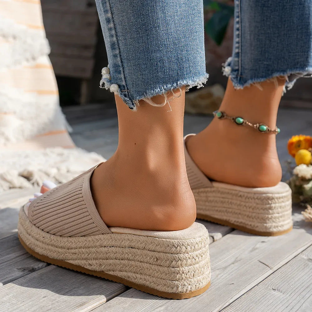 Straw woven sandals for women wearing fashionable fish mouth one-piece slippers for women